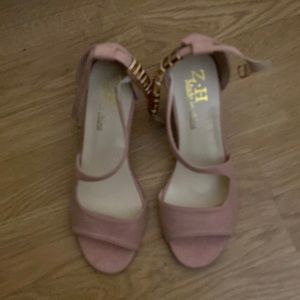 I purchased the shoes and they unfortunately don’t fit me.